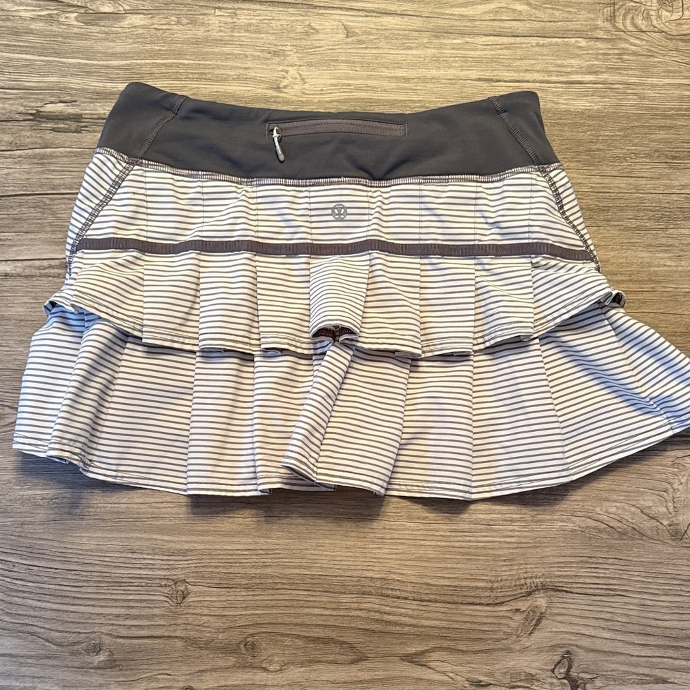 lululemon athletica White and Gray Striped Women’s Skort - Picture 4 of 6
